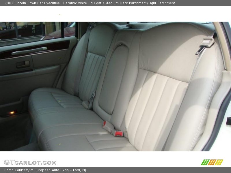 Ceramic White Tri Coat / Medium Dark Parchment/Light Parchment 2003 Lincoln Town Car Executive