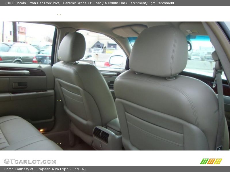 Ceramic White Tri Coat / Medium Dark Parchment/Light Parchment 2003 Lincoln Town Car Executive