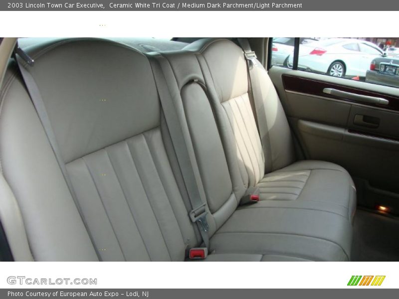Ceramic White Tri Coat / Medium Dark Parchment/Light Parchment 2003 Lincoln Town Car Executive