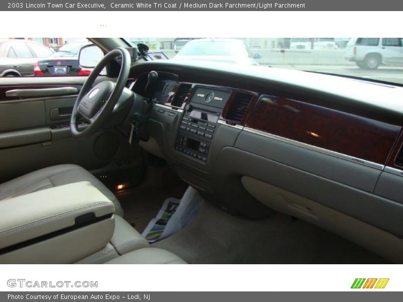Ceramic White Tri Coat / Medium Dark Parchment/Light Parchment 2003 Lincoln Town Car Executive