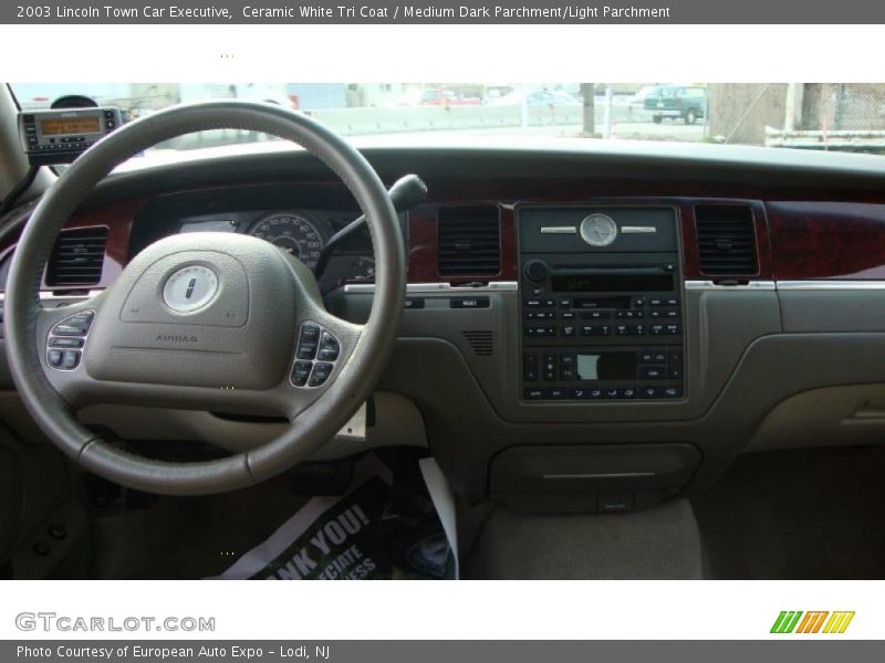 Ceramic White Tri Coat / Medium Dark Parchment/Light Parchment 2003 Lincoln Town Car Executive