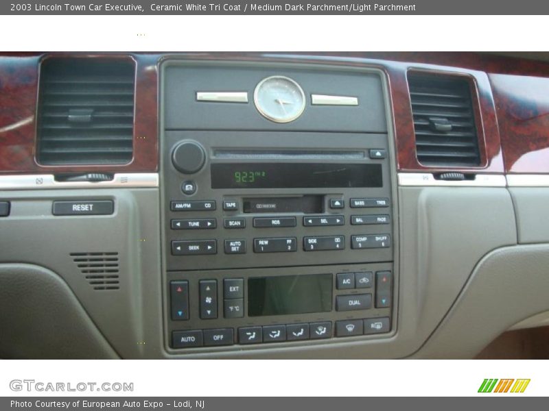 Ceramic White Tri Coat / Medium Dark Parchment/Light Parchment 2003 Lincoln Town Car Executive