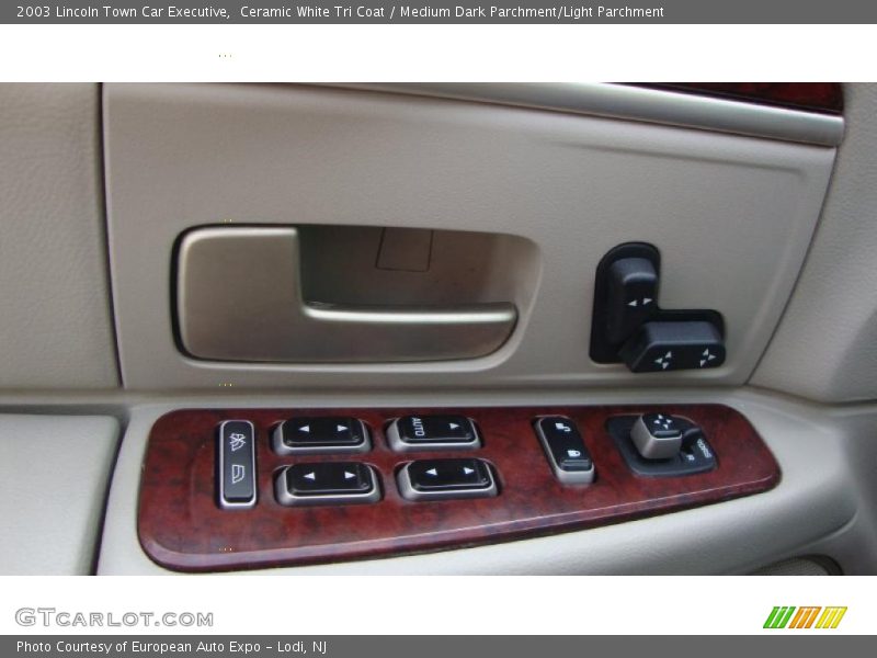 Ceramic White Tri Coat / Medium Dark Parchment/Light Parchment 2003 Lincoln Town Car Executive