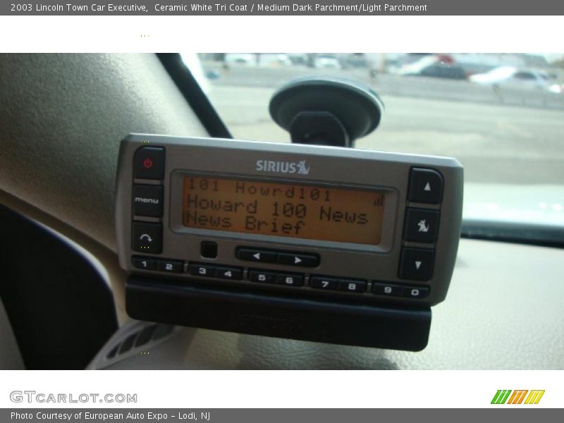 Ceramic White Tri Coat / Medium Dark Parchment/Light Parchment 2003 Lincoln Town Car Executive