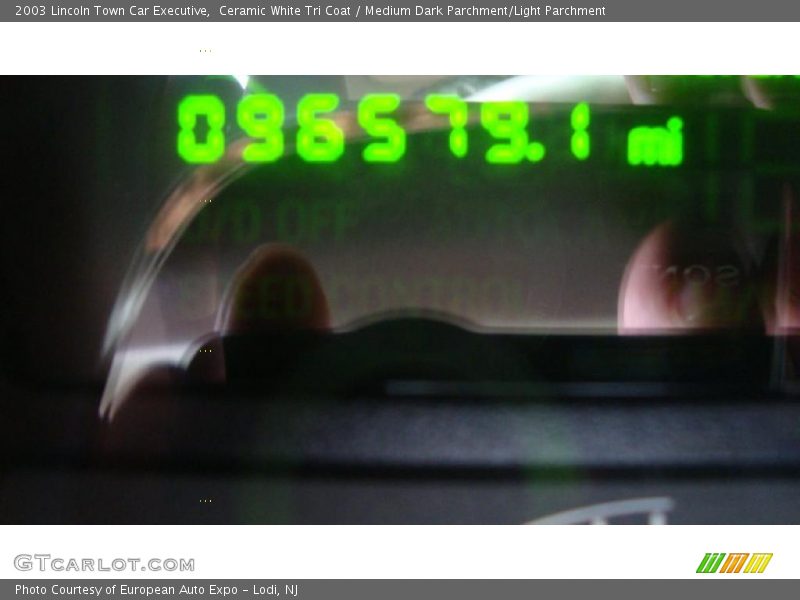 Ceramic White Tri Coat / Medium Dark Parchment/Light Parchment 2003 Lincoln Town Car Executive