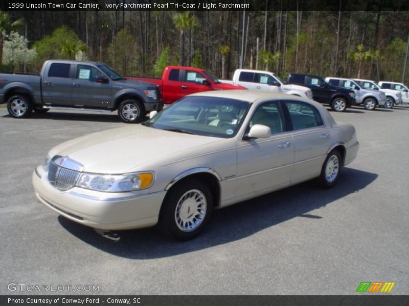 Ivory Parchment Pearl Tri-Coat / Light Parchment 1999 Lincoln Town Car Cartier