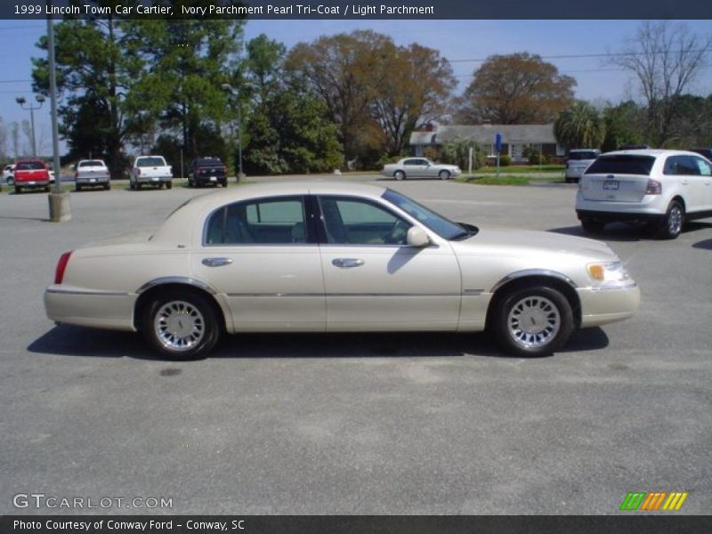 Ivory Parchment Pearl Tri-Coat / Light Parchment 1999 Lincoln Town Car Cartier