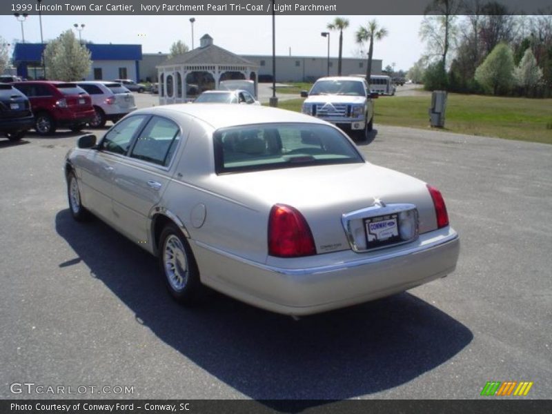 Ivory Parchment Pearl Tri-Coat / Light Parchment 1999 Lincoln Town Car Cartier