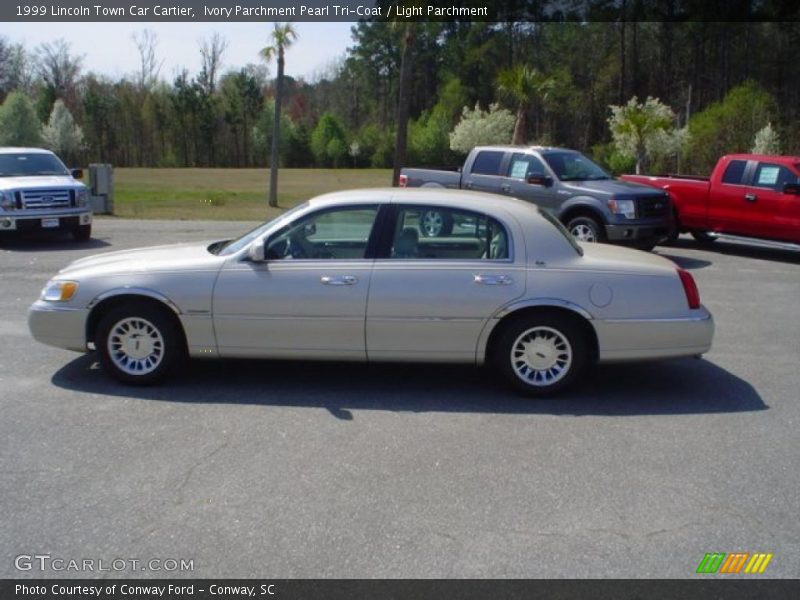 Ivory Parchment Pearl Tri-Coat / Light Parchment 1999 Lincoln Town Car Cartier