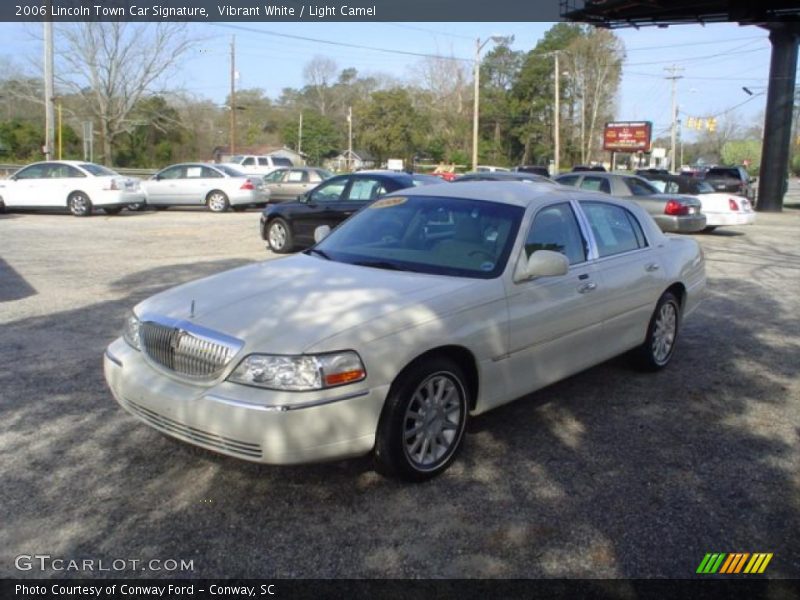 Vibrant White / Light Camel 2006 Lincoln Town Car Signature