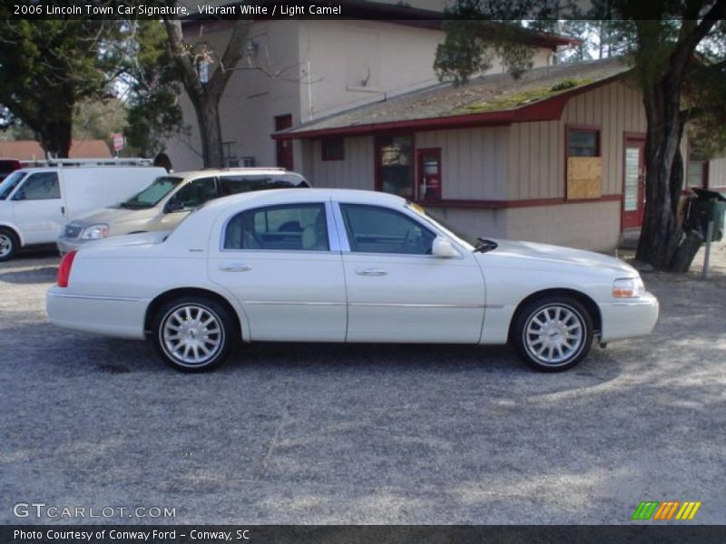 Vibrant White / Light Camel 2006 Lincoln Town Car Signature
