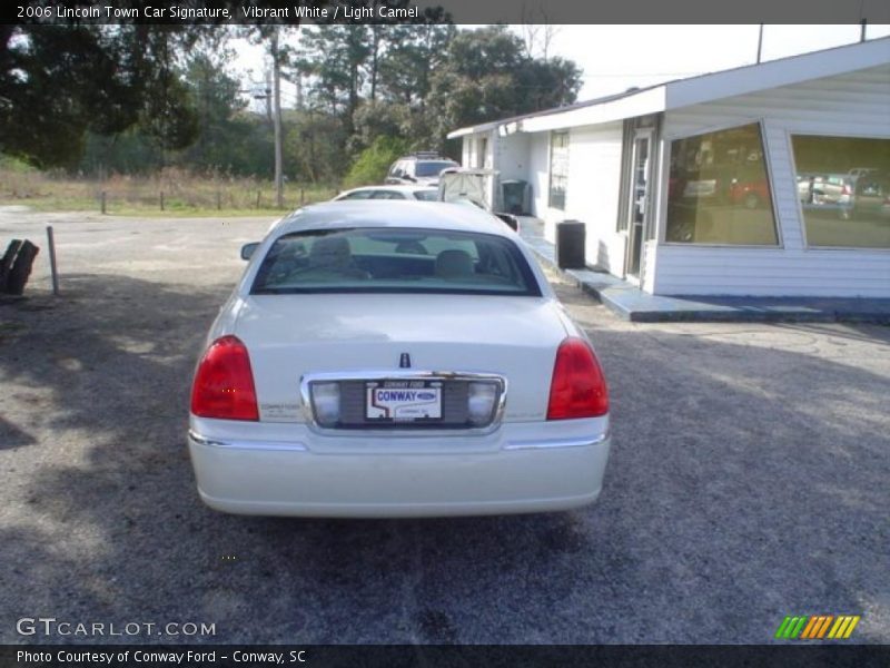 Vibrant White / Light Camel 2006 Lincoln Town Car Signature