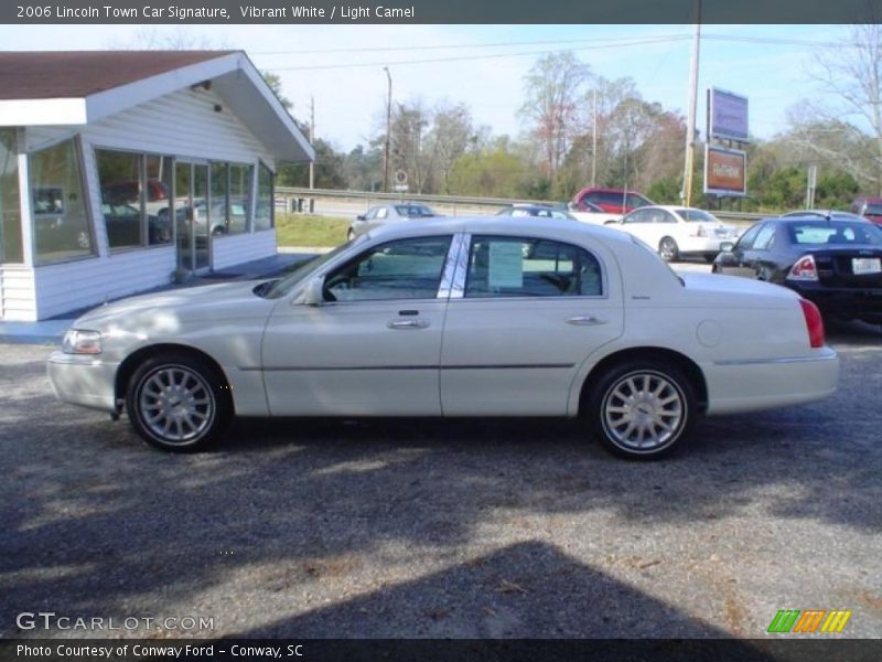 Vibrant White / Light Camel 2006 Lincoln Town Car Signature