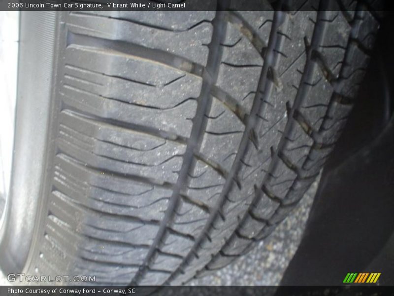 Vibrant White / Light Camel 2006 Lincoln Town Car Signature