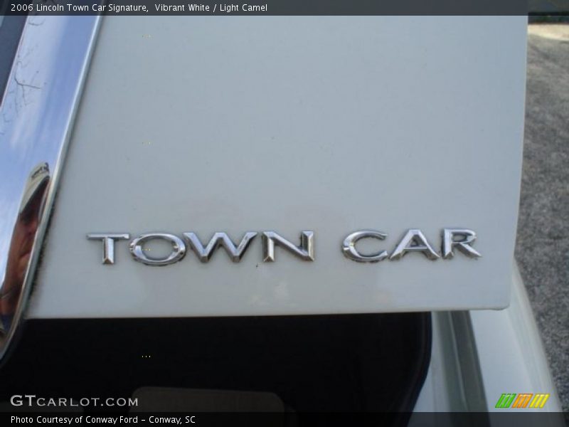 Vibrant White / Light Camel 2006 Lincoln Town Car Signature