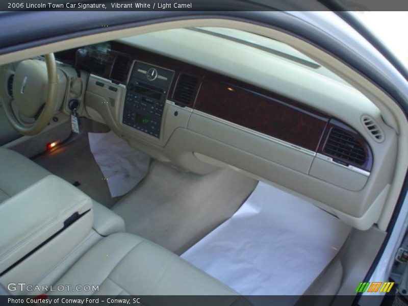 Vibrant White / Light Camel 2006 Lincoln Town Car Signature