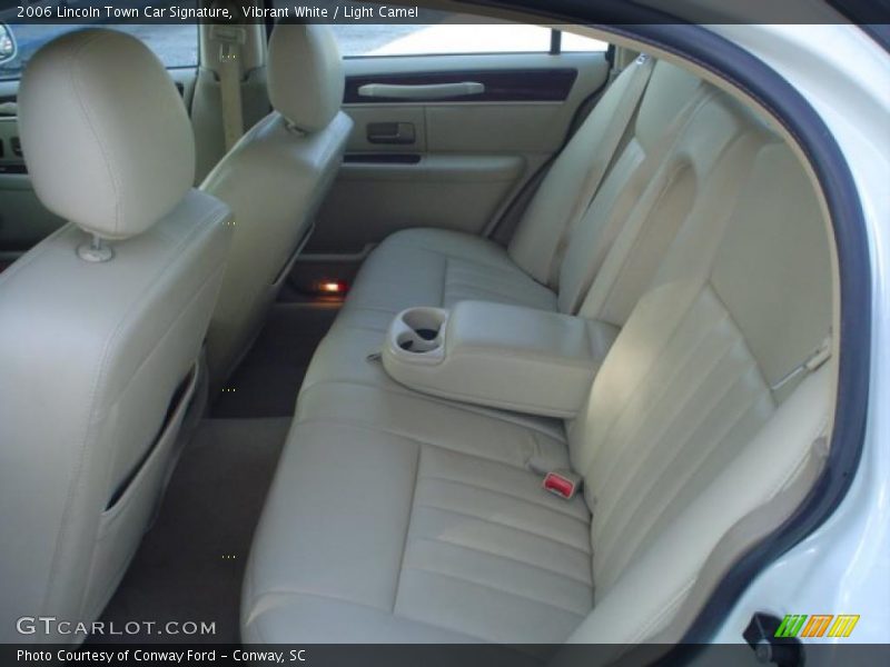 Vibrant White / Light Camel 2006 Lincoln Town Car Signature