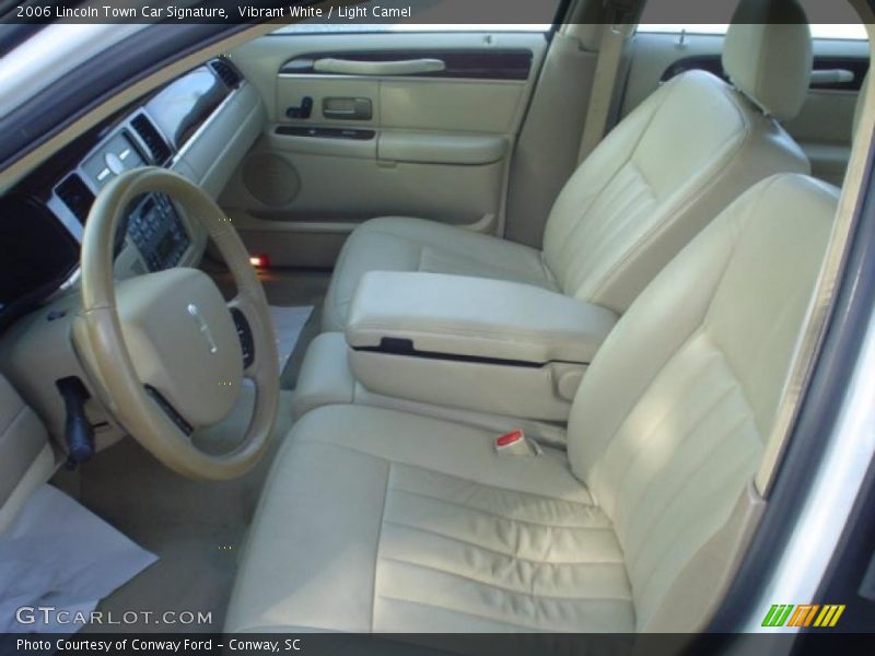 Vibrant White / Light Camel 2006 Lincoln Town Car Signature