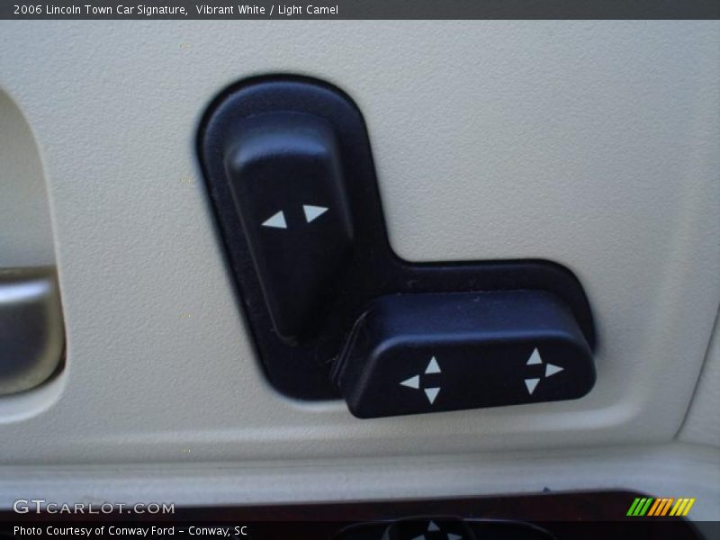 Vibrant White / Light Camel 2006 Lincoln Town Car Signature