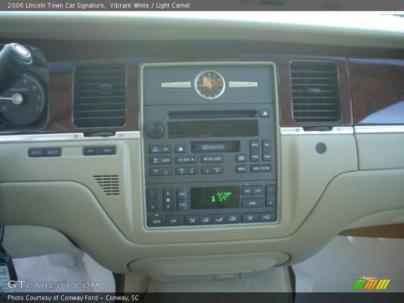 Vibrant White / Light Camel 2006 Lincoln Town Car Signature
