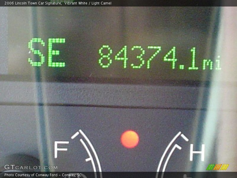 Vibrant White / Light Camel 2006 Lincoln Town Car Signature