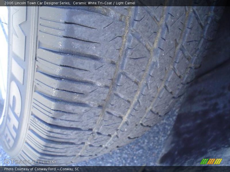 Ceramic White Tri-Coat / Light Camel 2006 Lincoln Town Car Designer Series