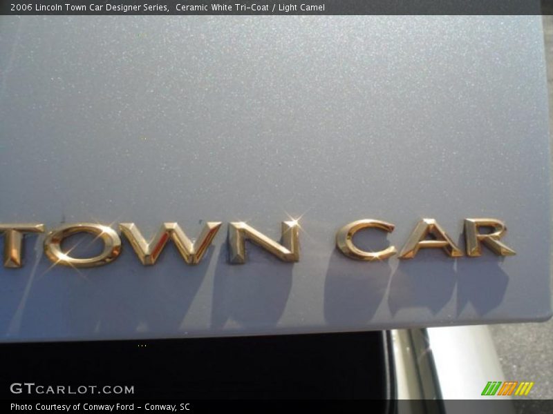 Ceramic White Tri-Coat / Light Camel 2006 Lincoln Town Car Designer Series
