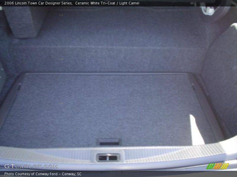 Ceramic White Tri-Coat / Light Camel 2006 Lincoln Town Car Designer Series