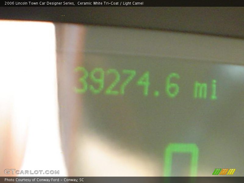 Ceramic White Tri-Coat / Light Camel 2006 Lincoln Town Car Designer Series