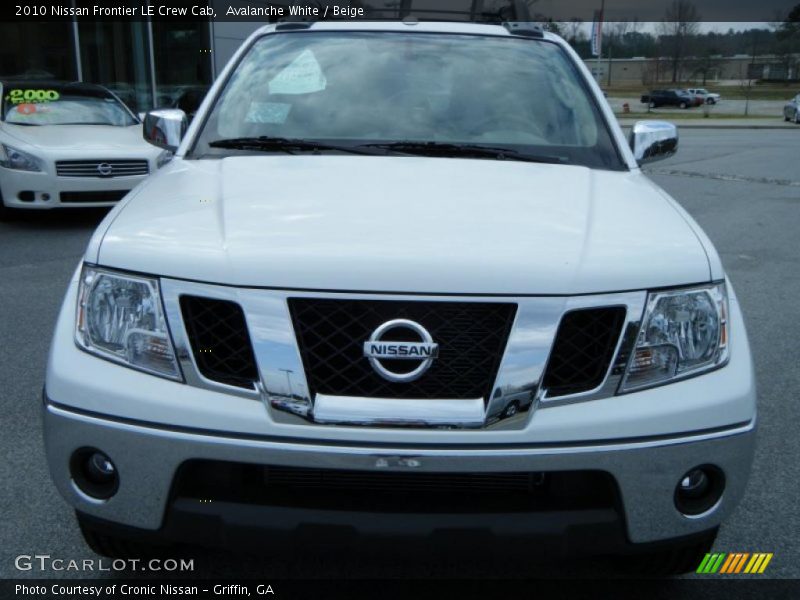 Avalanche White / Beige 2010 Nissan Frontier LE Crew Cab