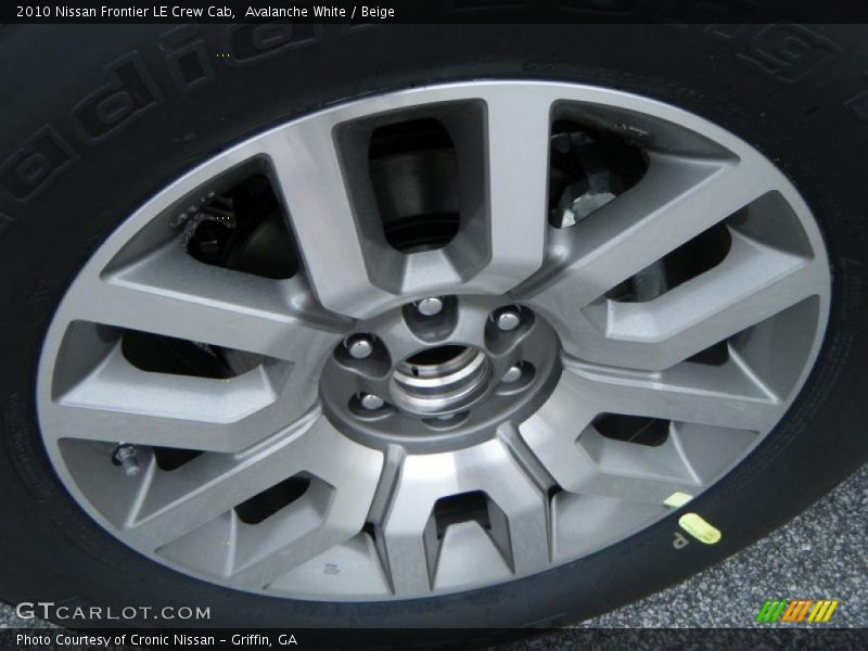 Avalanche White / Beige 2010 Nissan Frontier LE Crew Cab