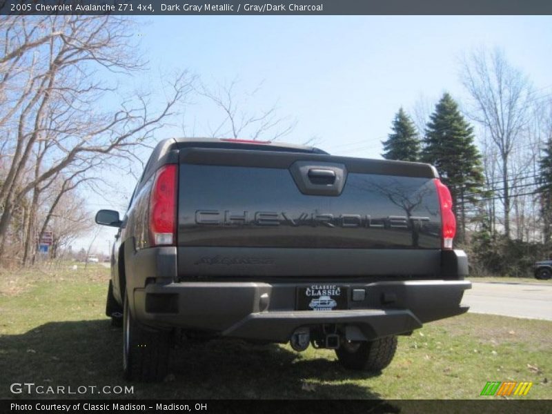 Dark Gray Metallic / Gray/Dark Charcoal 2005 Chevrolet Avalanche Z71 4x4