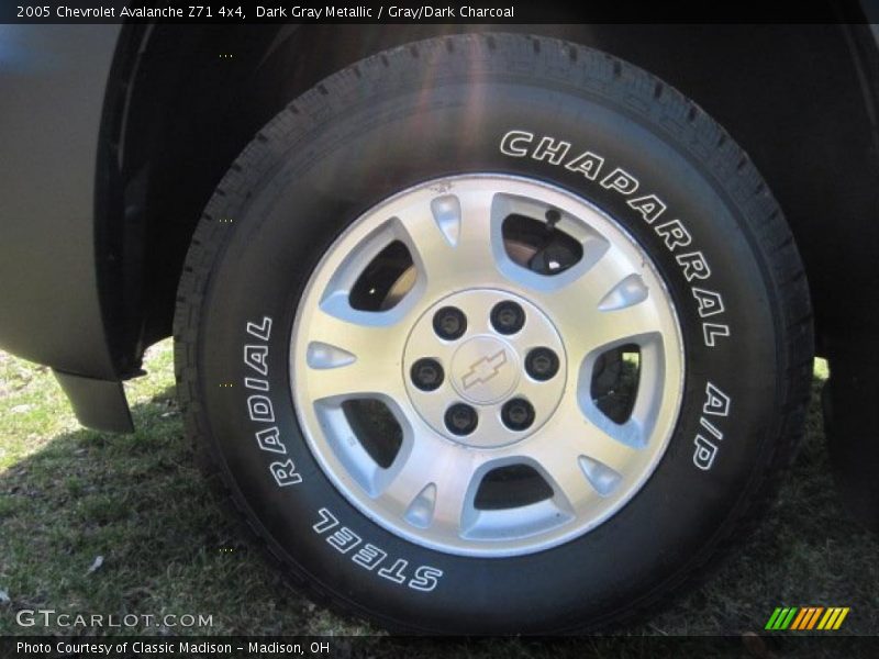 Dark Gray Metallic / Gray/Dark Charcoal 2005 Chevrolet Avalanche Z71 4x4