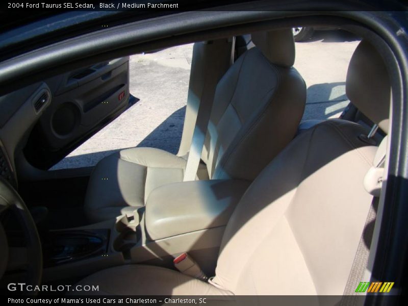 Black / Medium Parchment 2004 Ford Taurus SEL Sedan