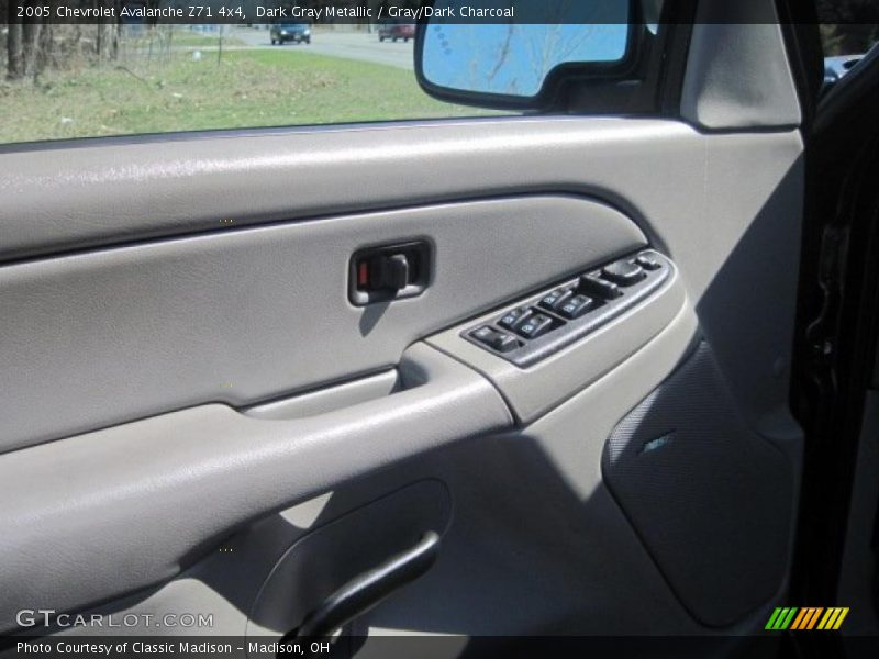 Dark Gray Metallic / Gray/Dark Charcoal 2005 Chevrolet Avalanche Z71 4x4