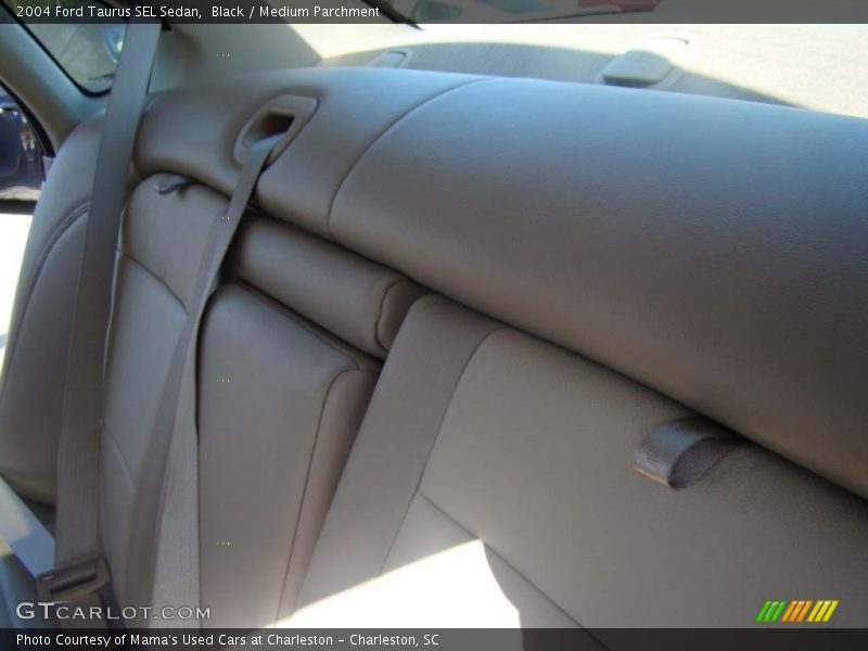 Black / Medium Parchment 2004 Ford Taurus SEL Sedan