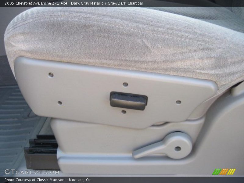 Dark Gray Metallic / Gray/Dark Charcoal 2005 Chevrolet Avalanche Z71 4x4