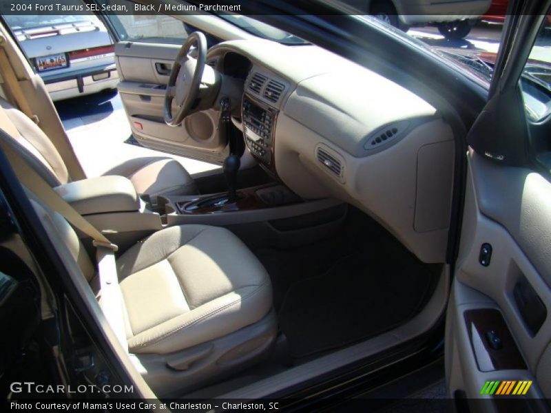Black / Medium Parchment 2004 Ford Taurus SEL Sedan