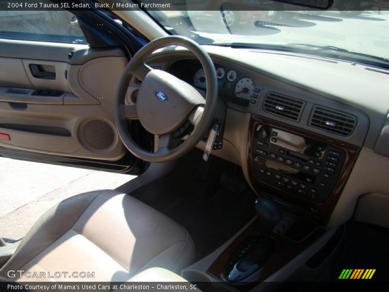 Black / Medium Parchment 2004 Ford Taurus SEL Sedan