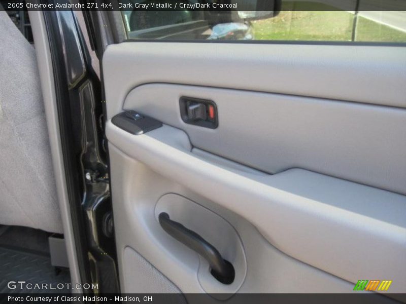 Dark Gray Metallic / Gray/Dark Charcoal 2005 Chevrolet Avalanche Z71 4x4