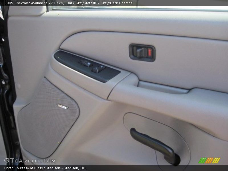 Dark Gray Metallic / Gray/Dark Charcoal 2005 Chevrolet Avalanche Z71 4x4