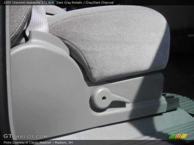Dark Gray Metallic / Gray/Dark Charcoal 2005 Chevrolet Avalanche Z71 4x4