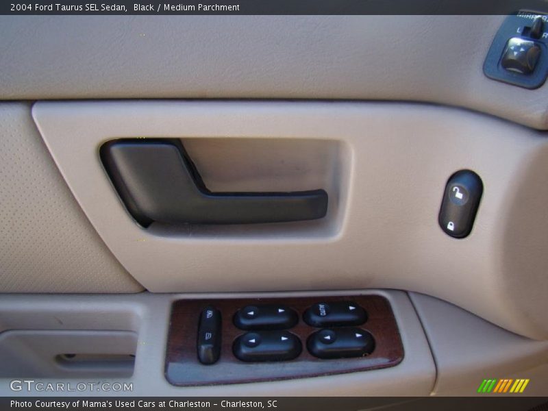 Black / Medium Parchment 2004 Ford Taurus SEL Sedan