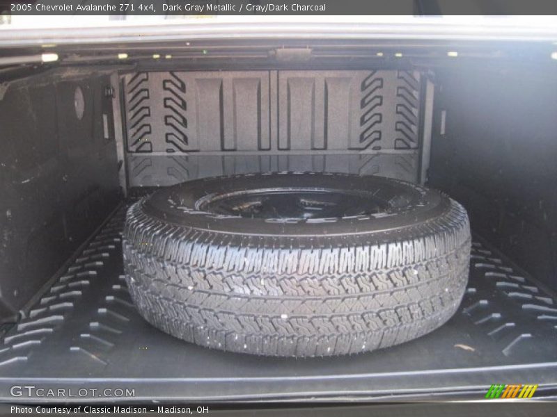 Dark Gray Metallic / Gray/Dark Charcoal 2005 Chevrolet Avalanche Z71 4x4