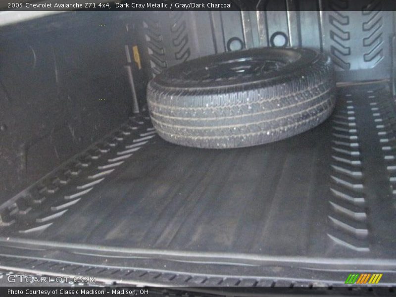 Dark Gray Metallic / Gray/Dark Charcoal 2005 Chevrolet Avalanche Z71 4x4