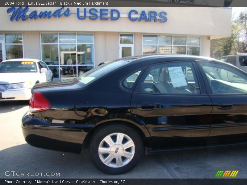 Black / Medium Parchment 2004 Ford Taurus SEL Sedan