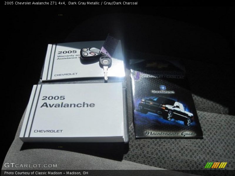 Dark Gray Metallic / Gray/Dark Charcoal 2005 Chevrolet Avalanche Z71 4x4