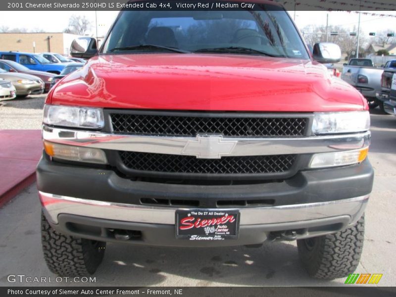 Victory Red / Medium Gray 2001 Chevrolet Silverado 2500HD LS Extended Cab 4x4
