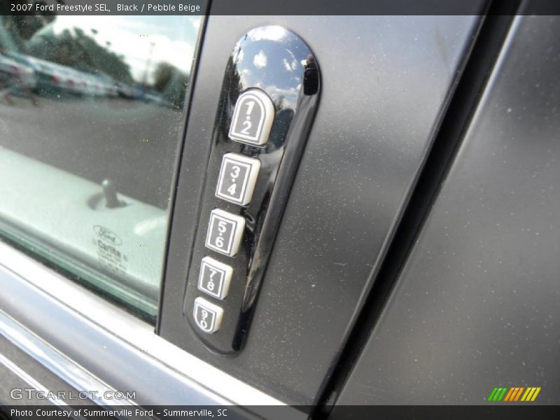 Black / Pebble Beige 2007 Ford Freestyle SEL