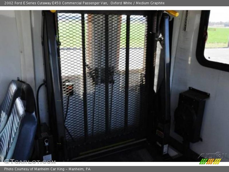 Oxford White / Medium Graphite 2002 Ford E Series Cutaway E450 Commercial Passenger Van